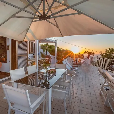 Spacious With Pool, Jacuzzi & Panoramic Sea View Sorrento