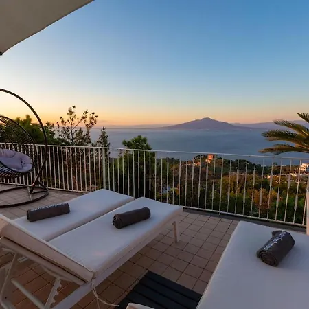 Spacious With Pool, Jacuzzi & Panoramic Sea View Sorrento
