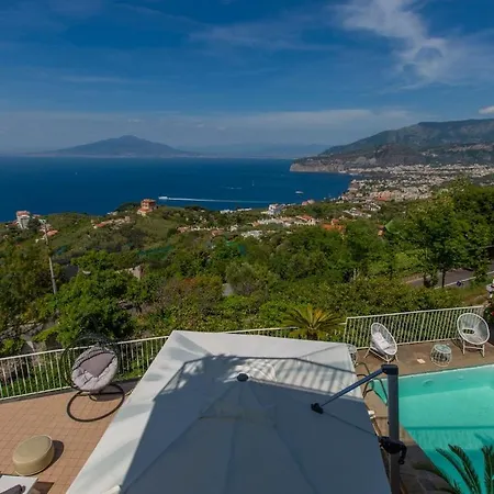 Spacious With Pool, Jacuzzi & Panoramic Sea View Sorrento