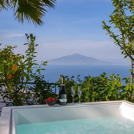 Spacious With Pool, Jacuzzi & Panoramic Sea View Sorrento